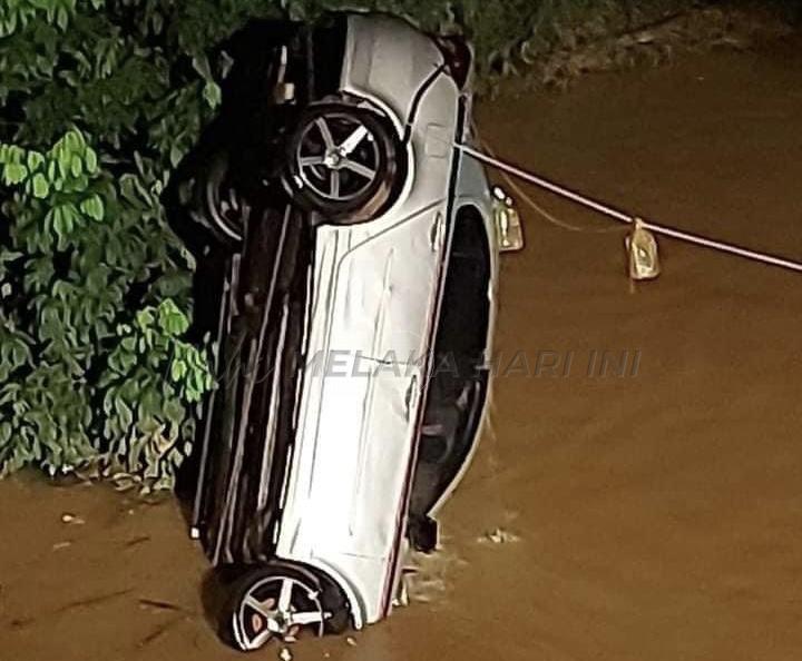 Kereta terjunam dalam sungai: Mayat wanita, dua anak ditemukan