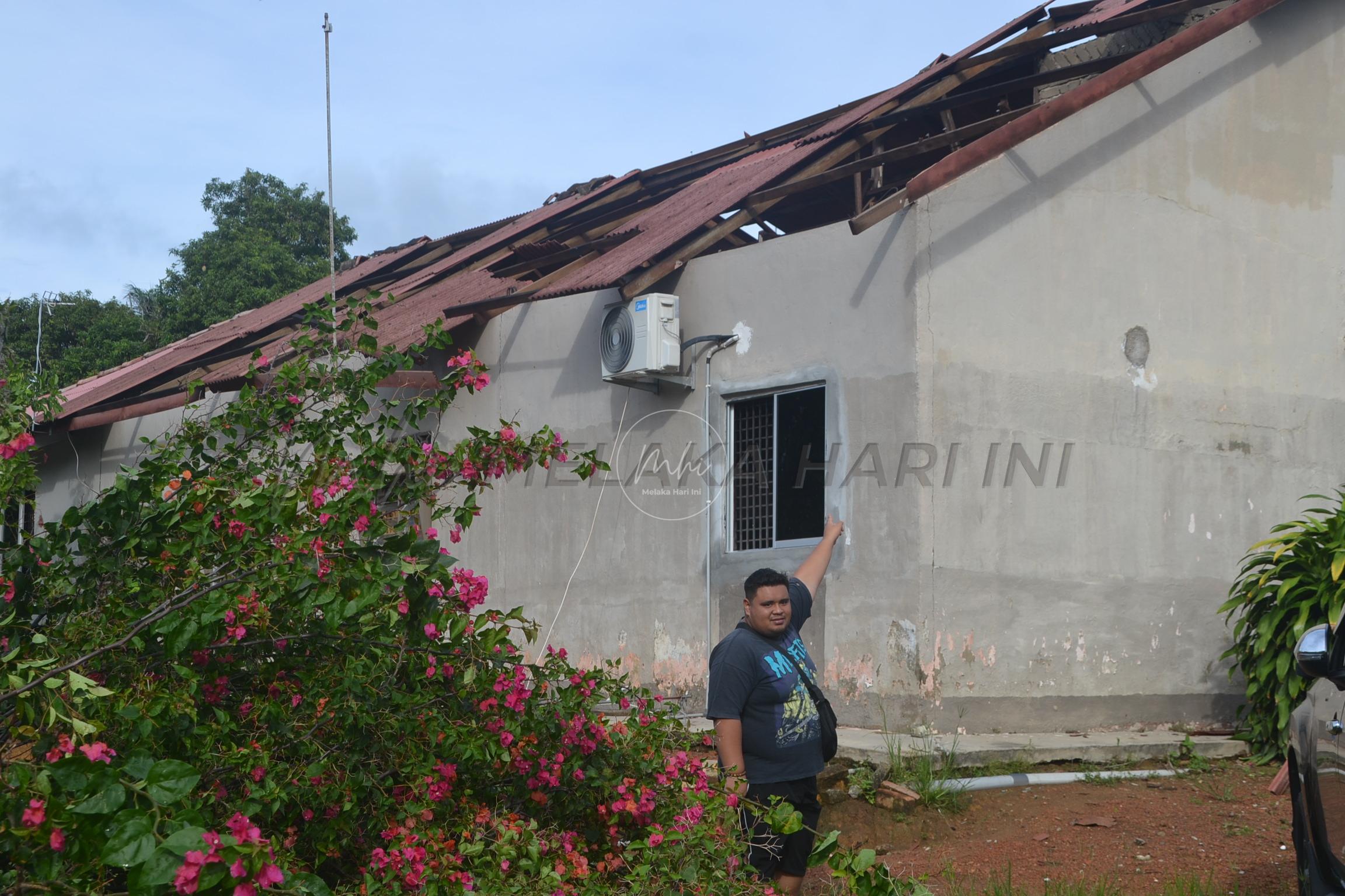 Ribut terbangkan enam bumbung rumah di Tanjung Bidara