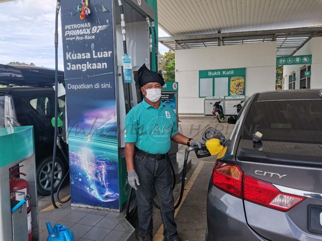 Petugas stesen minyak Petronas pakai tanjak setiap Sabtu