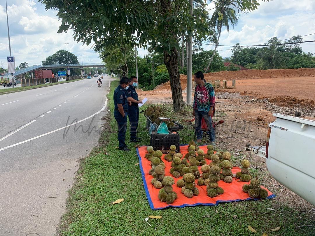 Peniaga durian tepi Lebuh AMJ diarah tutup
