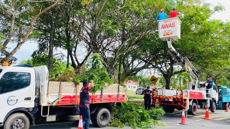 Gotong-royong indahkan Taman Angkasa Nuri