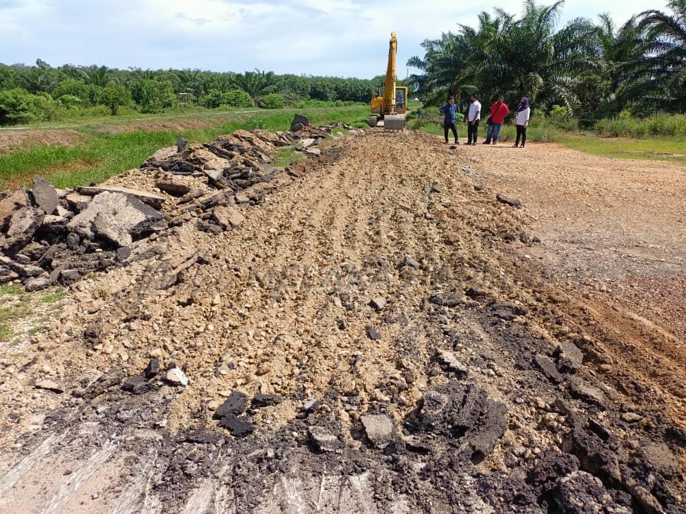 Bina jalan ladang dan turap jalan dengan kos RM 70,000