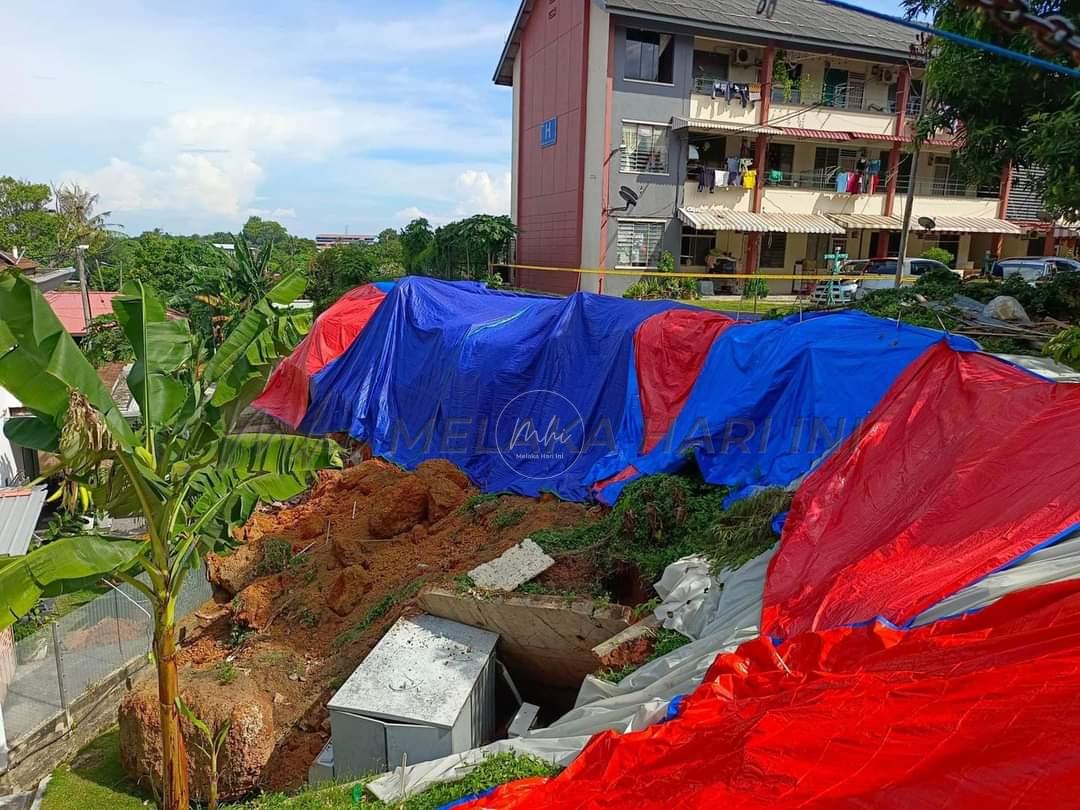 Segerakan pembinaan cerun baharu di Taman Setia Jaya, Bukit Baru