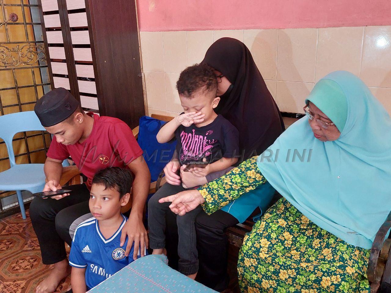 Nenek 76 tahun tekad jaga cucu selepas anak meninggal dunia