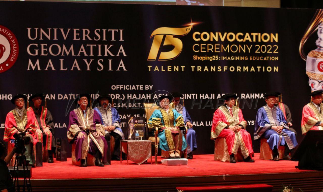 Toh Puan Asmah rasmi Istiadat Konvokesyen Universiti Geomatika Malaysia