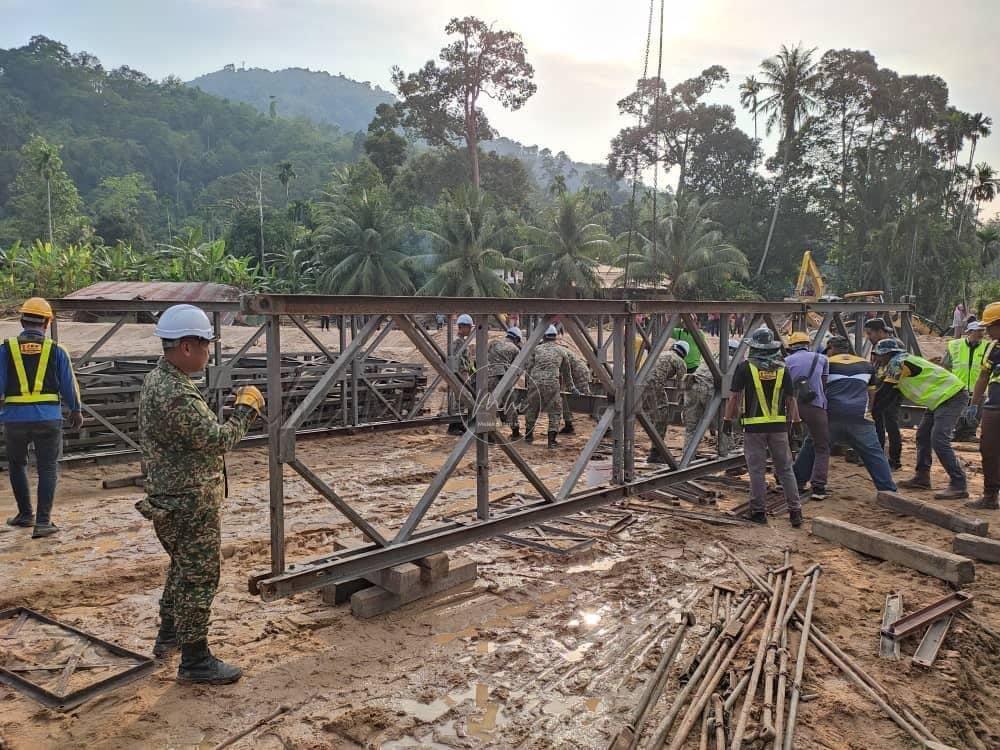 Jambatan sementara di Kampung Iboi dijangka siap esok