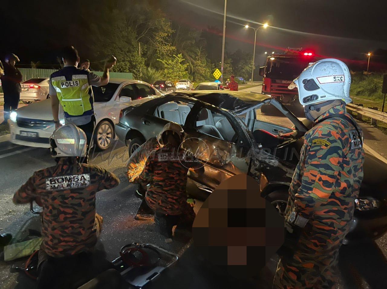 Dua remaja maut tercampak keluar dari kereta