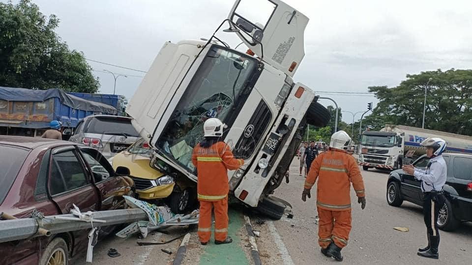 Seorang wanita maut dalam kemalangan babit lori muatan pasir, 21 basikal