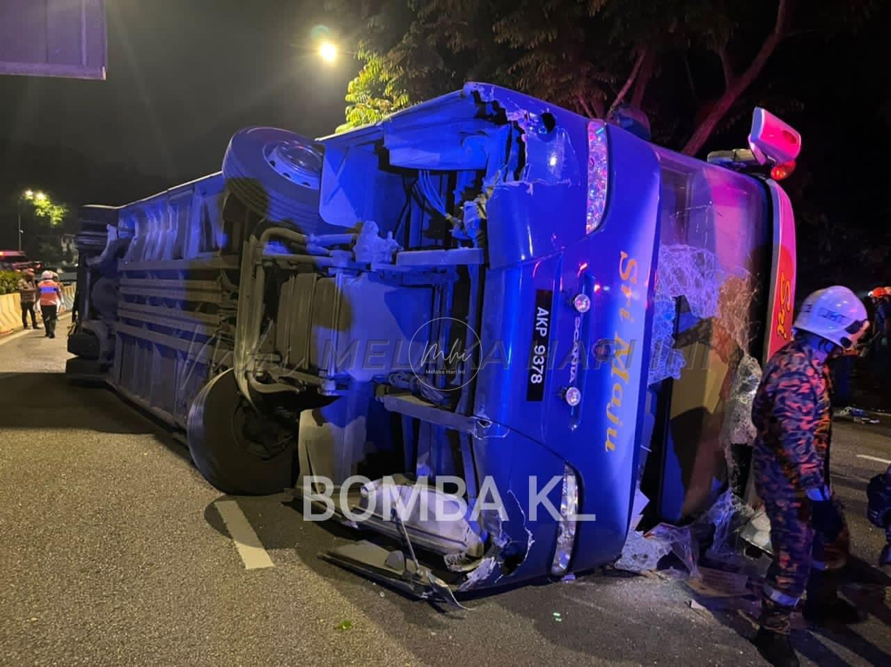 Bas ekspres dua tingkat bawa 25 penumpang terbalik