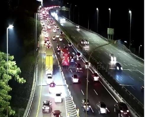 Aliran trafik masuk ke Lembah Klang perlahan malam ini