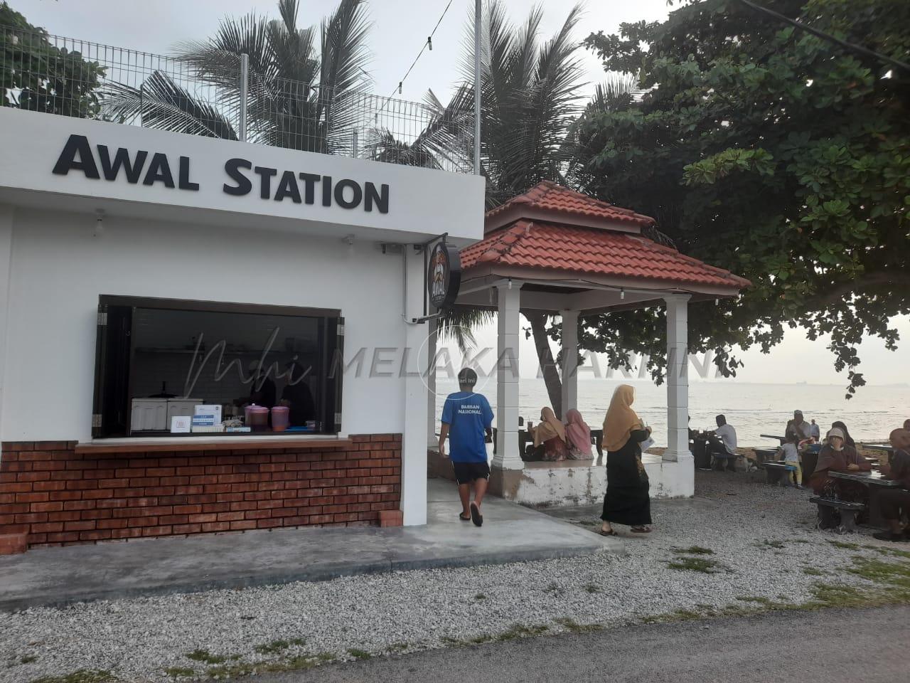 Santai di ‘warung konkrit’ tepi pantai