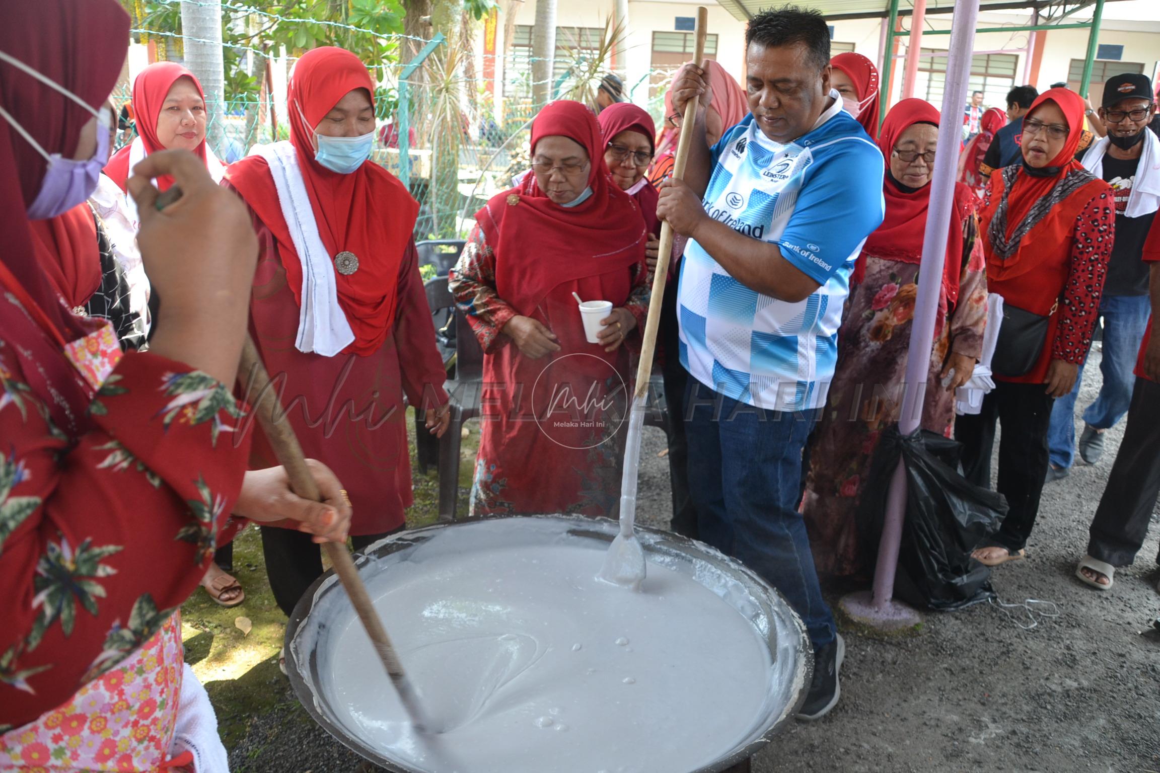 Dodol cair, wajik buah tangan untuk pengunjung karnival kerjaya