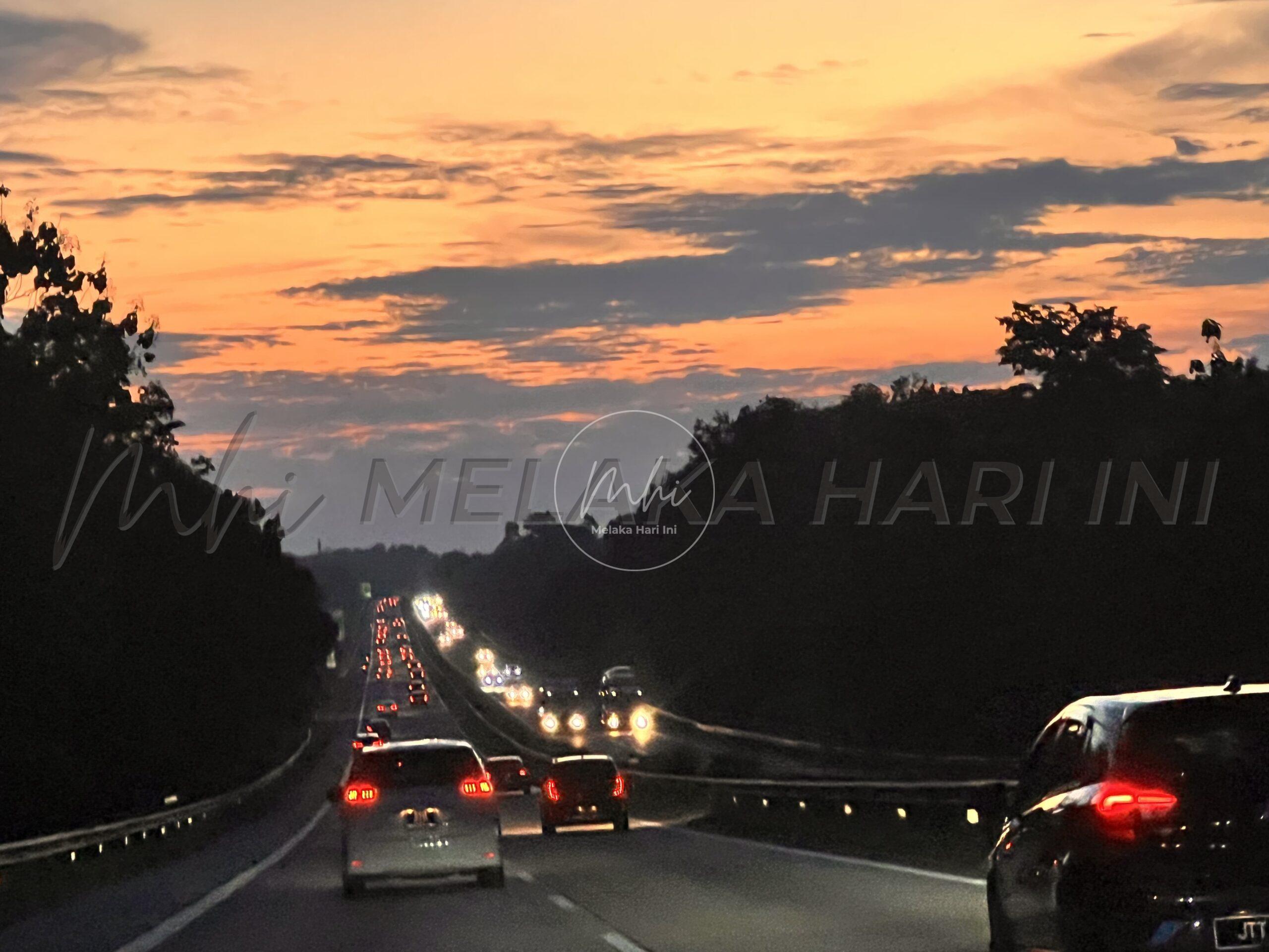 Trafik perlahan dari Jasin menghala ke Simpang Ampat