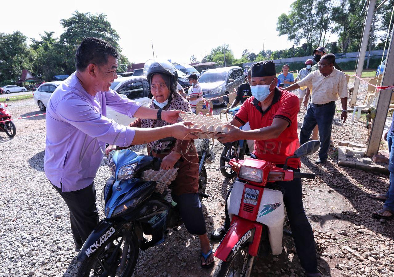 1,000 papan telur percuma ‘licin’ dalam 45 minit