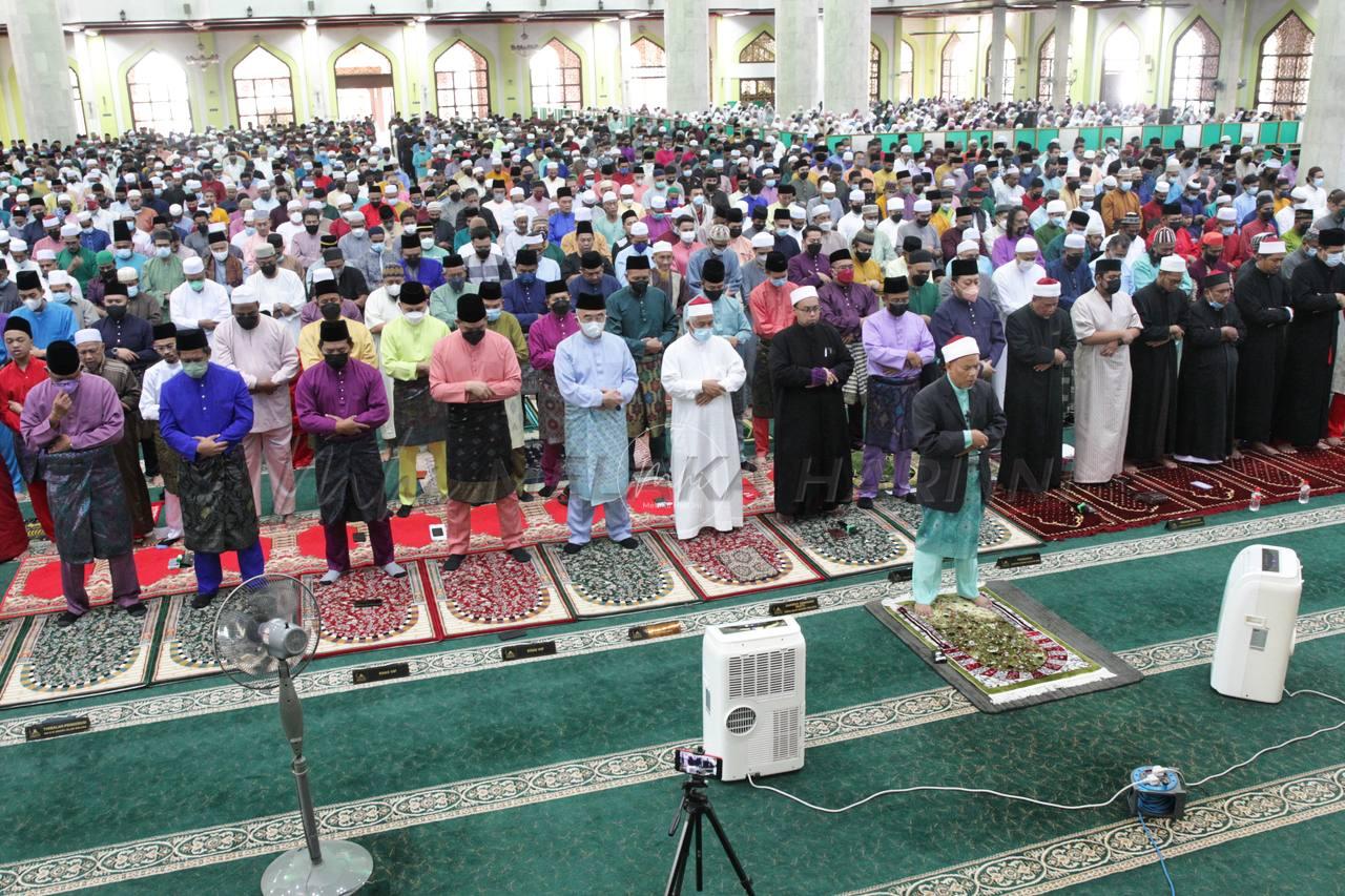 Tun Mohd Ali tunai solat Aidiladha bersama 3,000 jemaah di Masjid Negeri