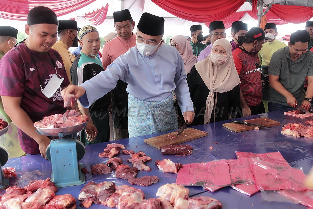 Masjid Al Azim ‘tumbang’ 10 ekor lembu