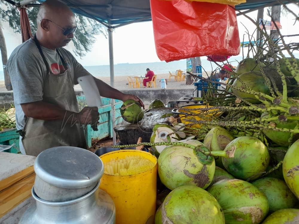 Dulu ‘pilot darat’, kini selesa jual air kelapa