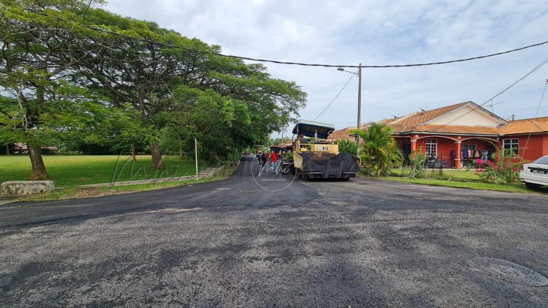 Balai raya dibaik pulih, jalan raya diturap untuk keselesaan