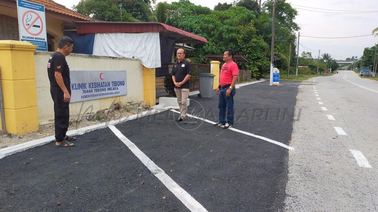 Turap parkir Klinik Kesihatan Tebong