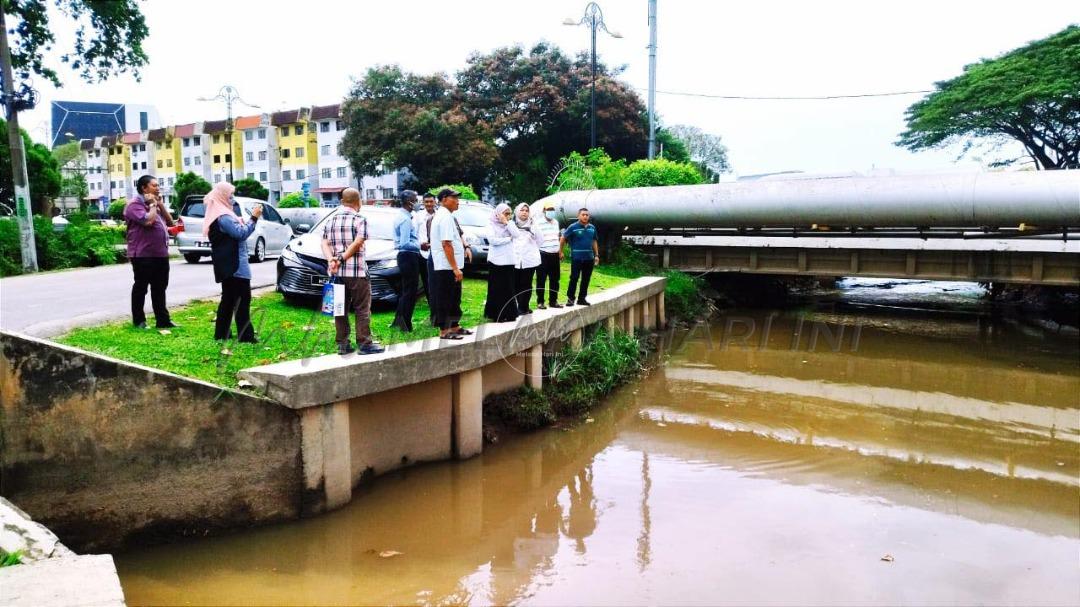 Pasang alat amaran banjir di Kampung Pulau Nibong