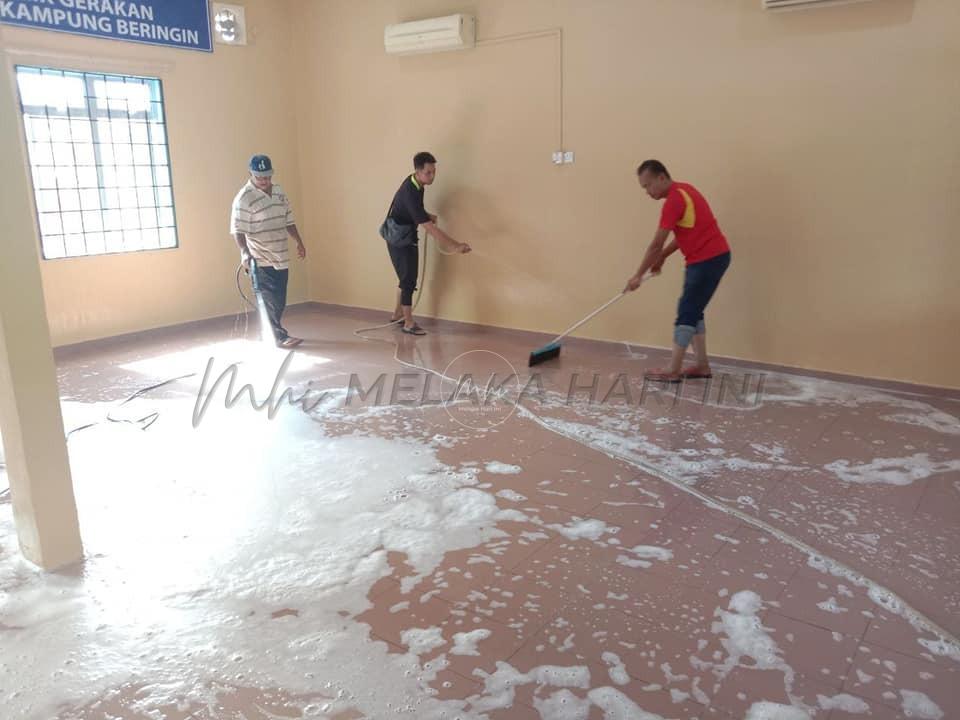 Gotong-royong hias balai raya