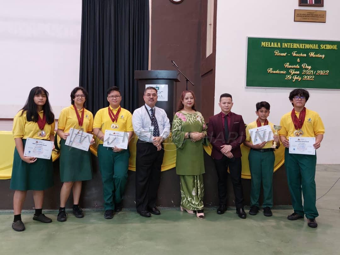 Pasukan debat Melaka International School harumkan nama Malaysia