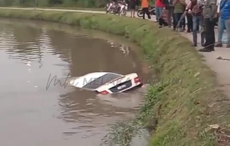 Kereta mewah tergelincir masuk sungai