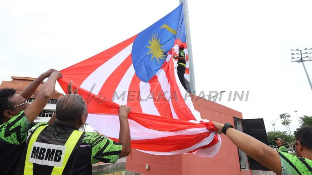 1,500 Jalur Gemilang berkibar di Bandaraya Melaka