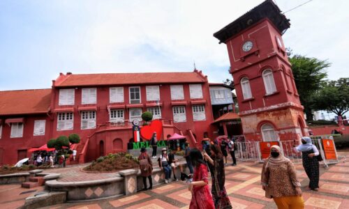 Cat semula menara jam Banda Hilir dijangka siap November