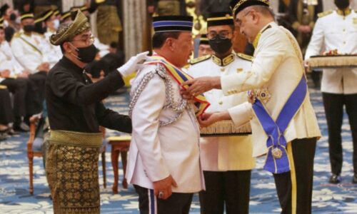 Pengarah Pengurusan PDRM Bukit Aman terima Darjah Cemerlang Seri Melaka