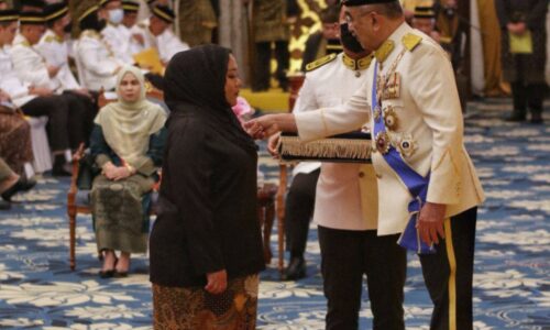 Wartawan Melaka Hari Ini antara penerima pingat kebesaran Melaka