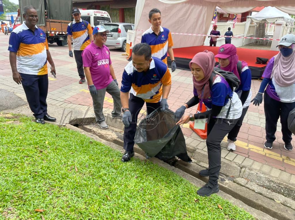 Gotong-royong bersih kawasan pelancongan