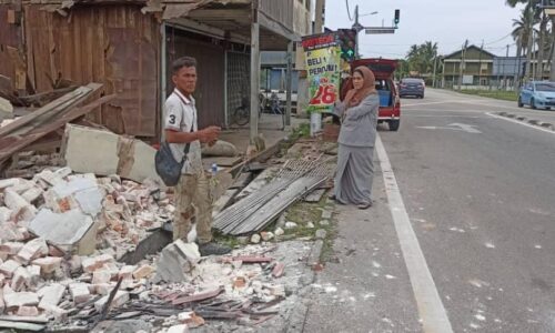Tapak kedai terbakar dibersihkan, elak daripada bersemak