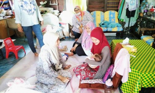Khaidhirah ziarah lima keluarga timang cahaya mata