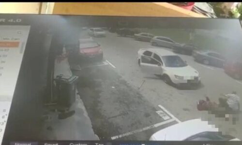 Dua warga emas melambung dilanggar Proton Saga