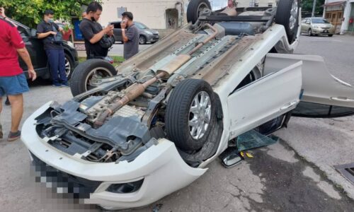 Bezza terbalik elak Innova masuk simpang