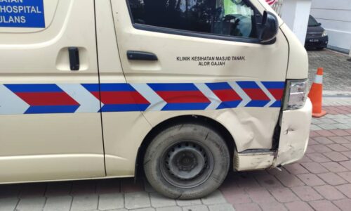 Ambulans bawa nenek dirempuh Myvi