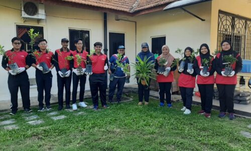 100 pokok hijaukan 8 sekolah