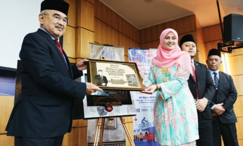 Buku Jejak Tiga Dekad Belia Melaka karya Tun Mohd Ali dilancar