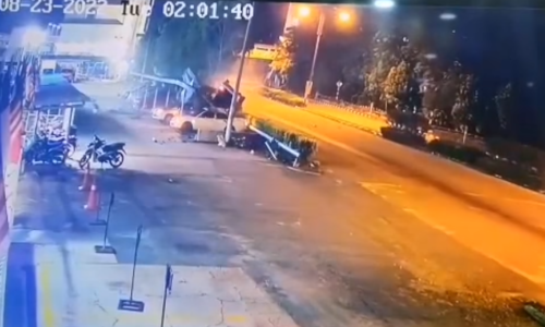 Lelaki parah, kereta ‘terbang’ depan kilang