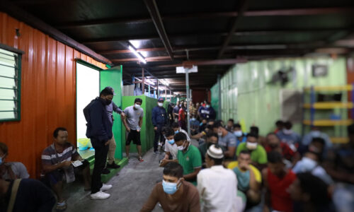 Imigresen serbu penempatan pendatang tanpa izin dalam kontena tiga tingkat