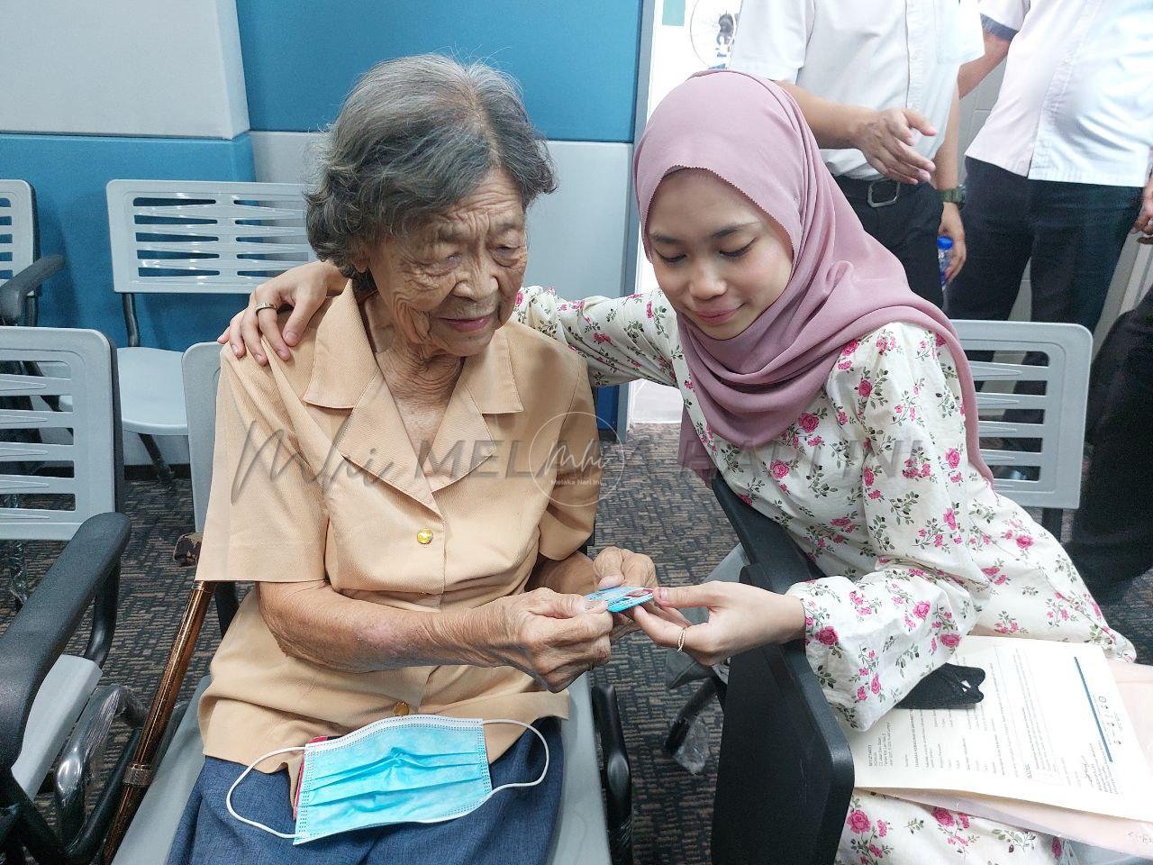 Hubungan mesra Rohana dan ibu angkatnya cerminan semangat Keluarga Malaysia