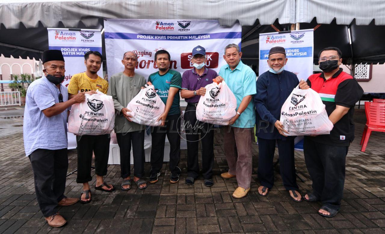 Aman Palestin agih 450 kg daging korban kepada asnaf