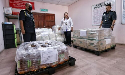 KPDNHEP rampas 460 kg minyak masak botol, satu tan gula