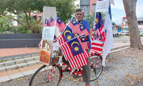 16 tahun kayuh basikal tua kibar Jalur Gemilang