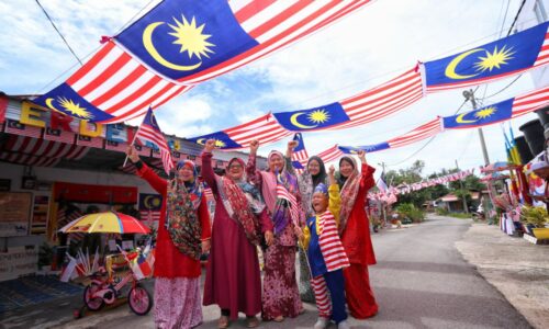 Pantai Rombang diwarnai Jalur Gemilang