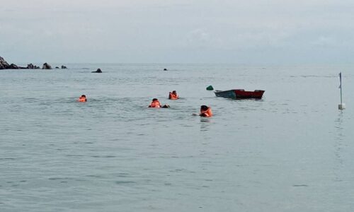 Remaja perempuan dikhuatiri lemas ketika mandi di Pantai Tanjung Balau