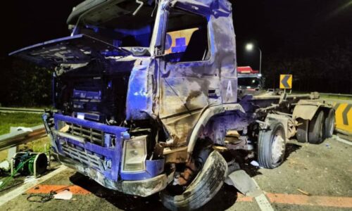 Pemandu treler maut tercampak keluar