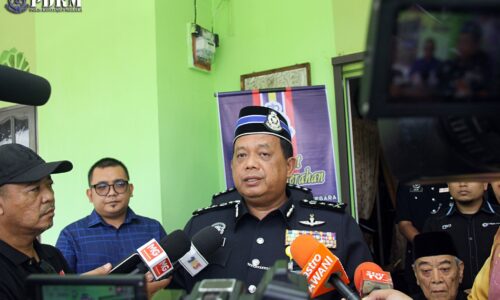 Jangan panik nampak MPV depan sekolah