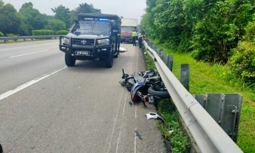 Seorang maut, seorang parah motosikal rempuh lori